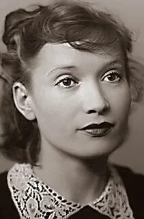 Комолова