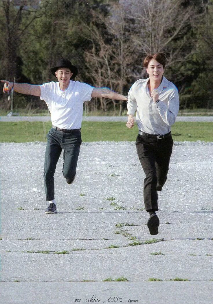 Бегущие влюблённые. Женщина бежит навстречу мужчине. Бежать приятель. Парень кружит девушку на руках. Два человека бегущие навстречу.