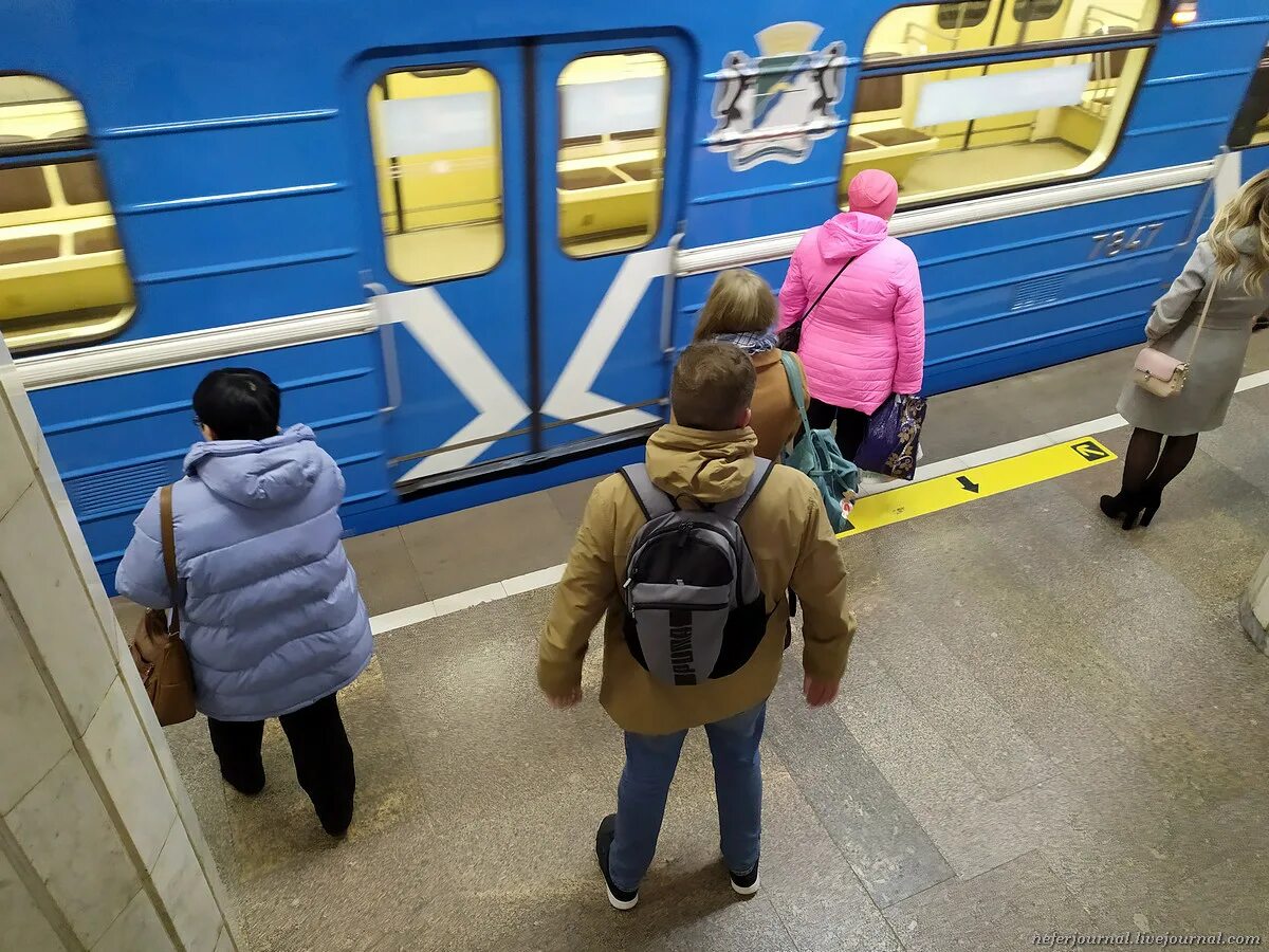 Включи обычную станцию. Метро Новосибирск. Голоса Новосибирского метро. Метро Новосибирска 2000 года. Открытие метро в Новосибирске.