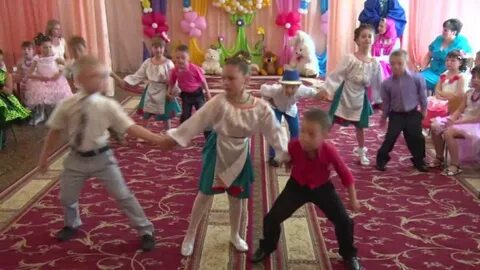 Шуточный танец в саду