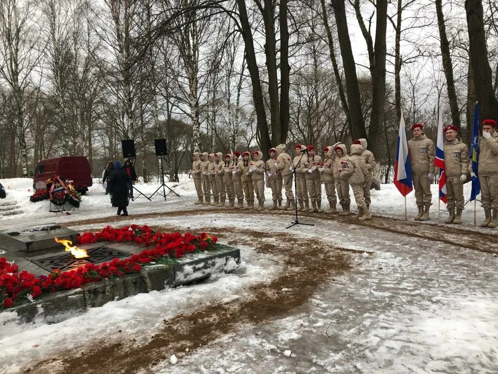 Выплата блокадникам к 80 летию прорыва блокады. Выплата блокадникам к 80 летию прорыва блокады. Памятник блокадникам ленинграда. Диорама прорыв блокады ленинграда. Ветеран возлагает цветы.