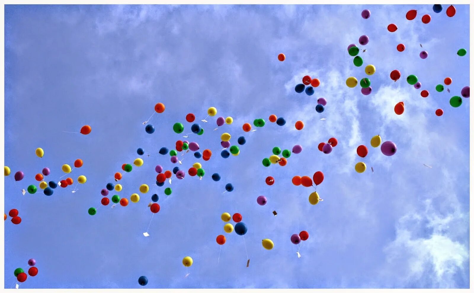 Песнь шарики воздушные. Шары в небе. Цветные шары в небе. Воздушные шарики в небе. Шары летят в небо.