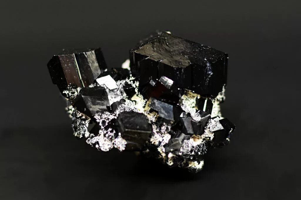 Черный кристалл какой цвет. Шерл минерал. Чёрный турмалин камень. Турмалин шерл. Турмалин шерл ограненный.