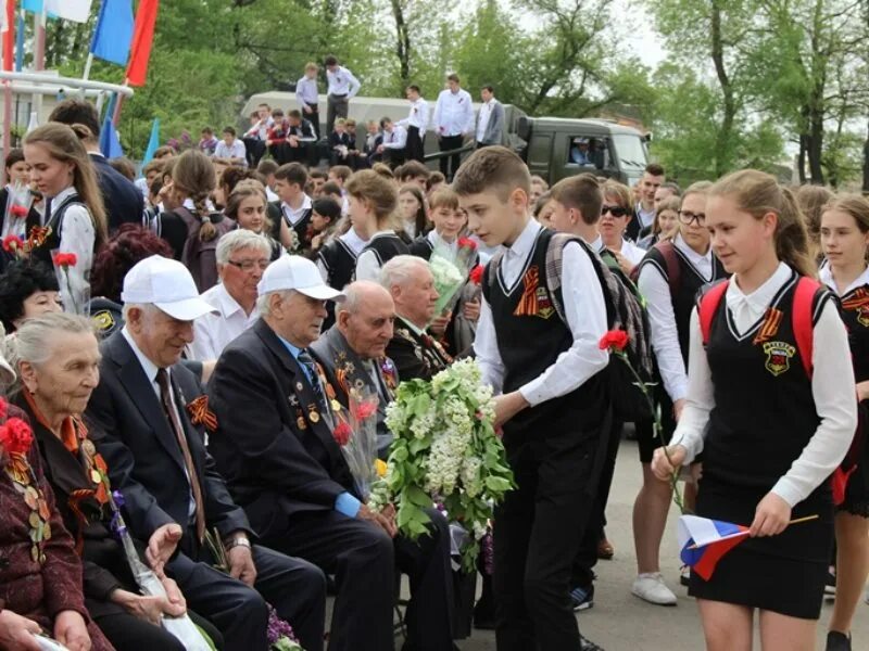 Погода в г гуково ростовская область. Площадь Победы Гуково. Ветераны города Гуково. Гуково 9 мая. День освобождения Гуково.