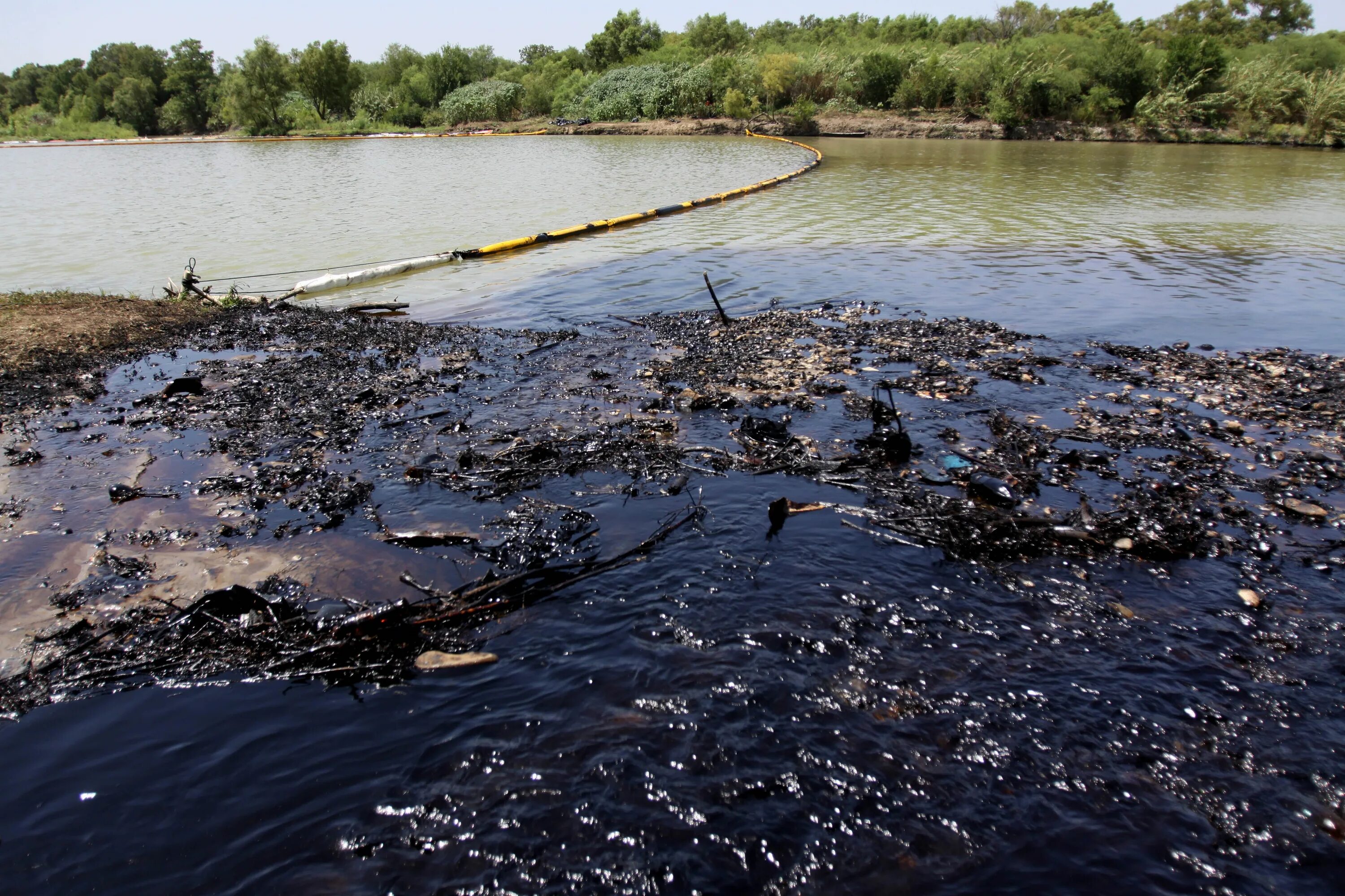 Экология водных объектов. Грязная река Обь. Загрязненность реки Волга. Загрязнение воды нефтепродуктами. Разлив нефти.