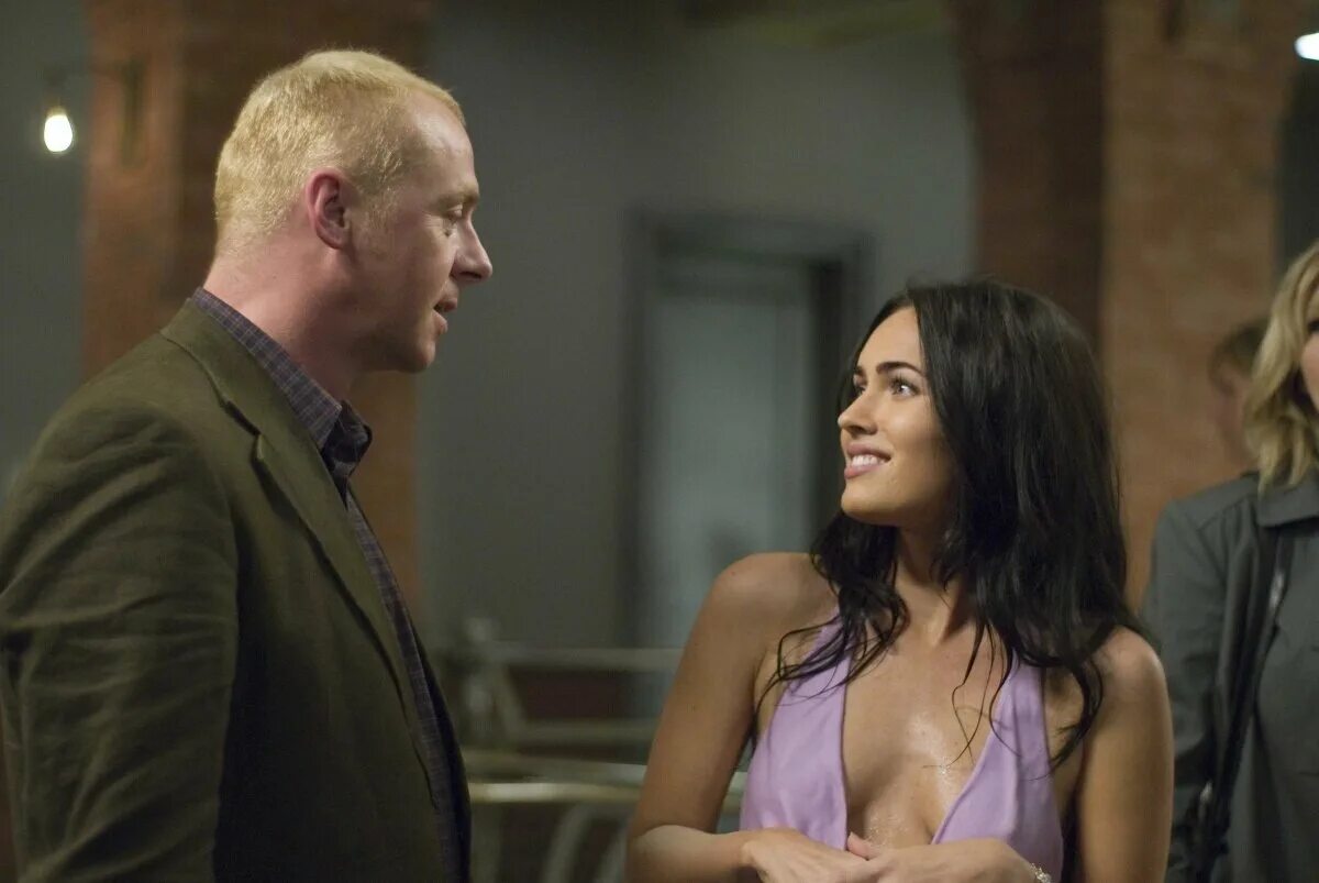 Как заставить всех тебя ненавидеть. How to lose friends & alienate people, 2008. Меган фокс как потерять друзей. Кирстен данст и меган фокс. Как потерять друзей и заставить всех.