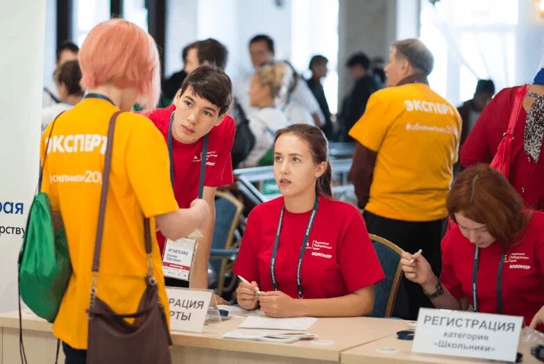Фотосессия волонтеров. Волонтер менеджер. Учитель волонтер. Волонтер менеджер. Волонтеры менеджеры.