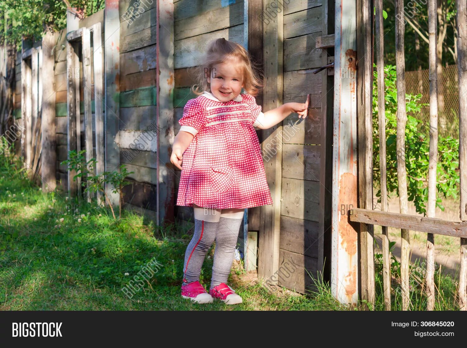 I like little girls. Девочка платье на заборе. Расшатывающая забор девочка. Следить маленькая девочка показывает кулачок. Littlest girl enter Gate.