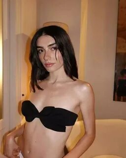 Hazar Ergüçlü kıyafetiyle geceye damga vurdu! 