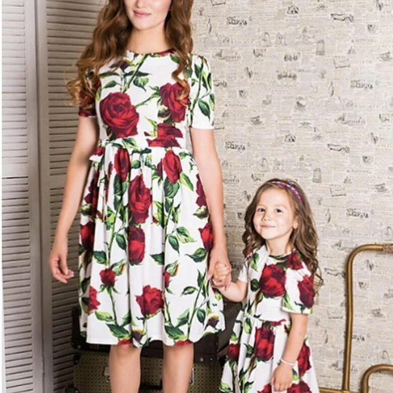 Платьям фэмили лук. Мама и дочка с платьем. Нарядные платья для мамы и дочки. Мама и дочка с платьем. Платьям фэмили лук.