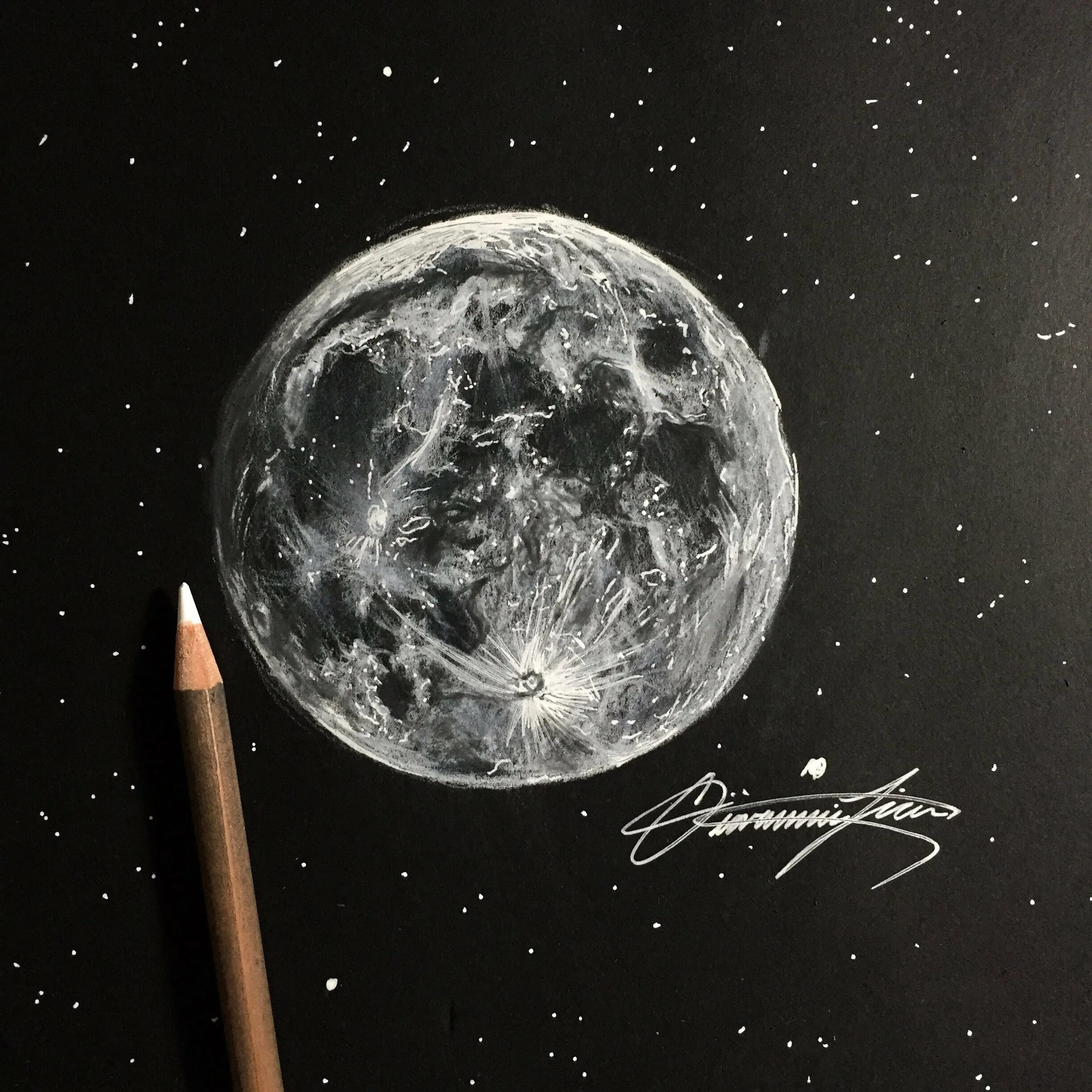 Космос на черной бумаге. Луна карандашом. Луна рисунок. Нарисовать луну. Полнолуние карандашом.