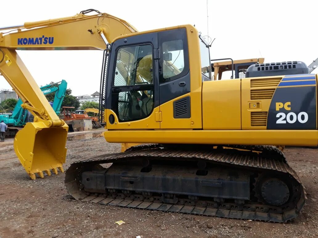Комацу рс 200. Komatsu pc200. Komatsu pc200-7. Komatsu pc200-5. Машинист экскаватора коматсу.