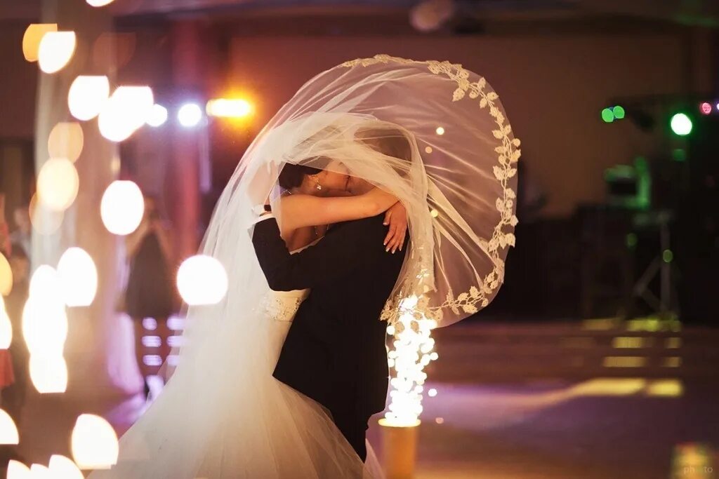 Свадебный танец жениха и невесты. Свадьба невеста танцует. Танец молодоженов на свадьбе. Свадебный танец молодоженов. Свадебный танец.