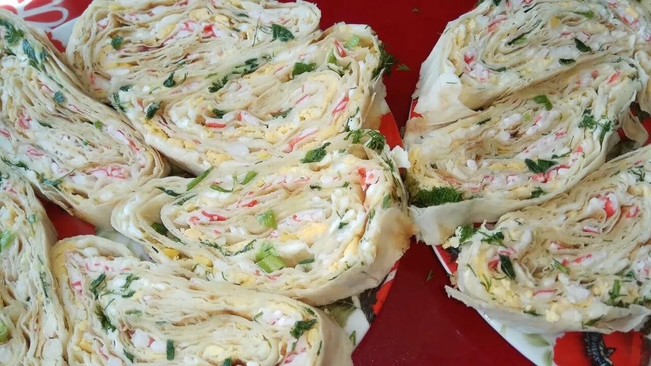 Рулет с крабовыми палочками в лаваше. Лавашный рулет с крабовыми палочками. Лаваш с крабовыми палочками. Рулетики из лаваша с крабовыми палочками и огурцом. Рулетики из лаваша с крабовыми палочками и яйцом.