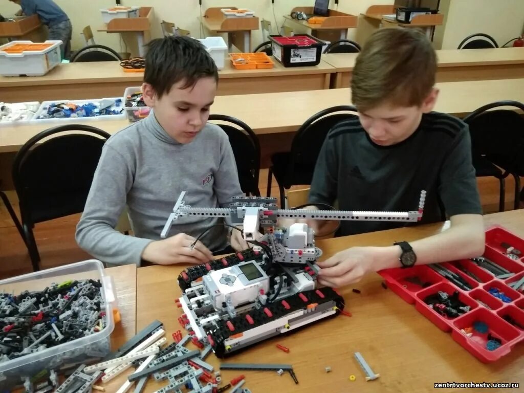 Кружок робототехники для детей. Занятия в кружках. Робототехника программирование. Соревновательная робототехника вязовов калягина слезин. Педагог по робототехнике.