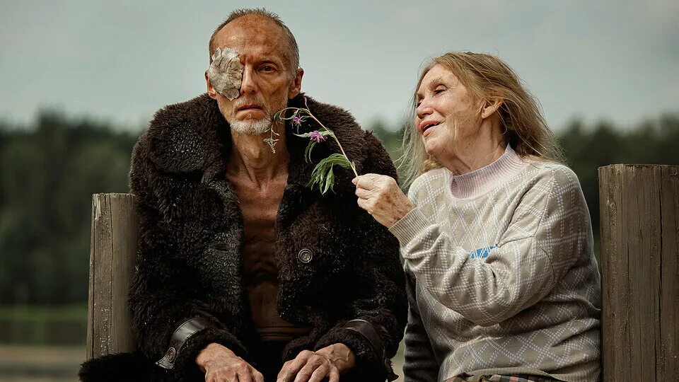 пожилой мужчина с собакой. деревенские старики. деревенский дедушка. старик обнимает собаку. животные с хозяевами.