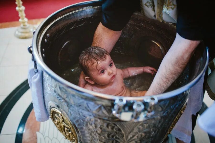 Крестины младенца в церкви. Можно ли в високосный год крестить ребенка. Таинство крещения в православной церкви. Таинство крещения в православной церкви. Купель на крещение.