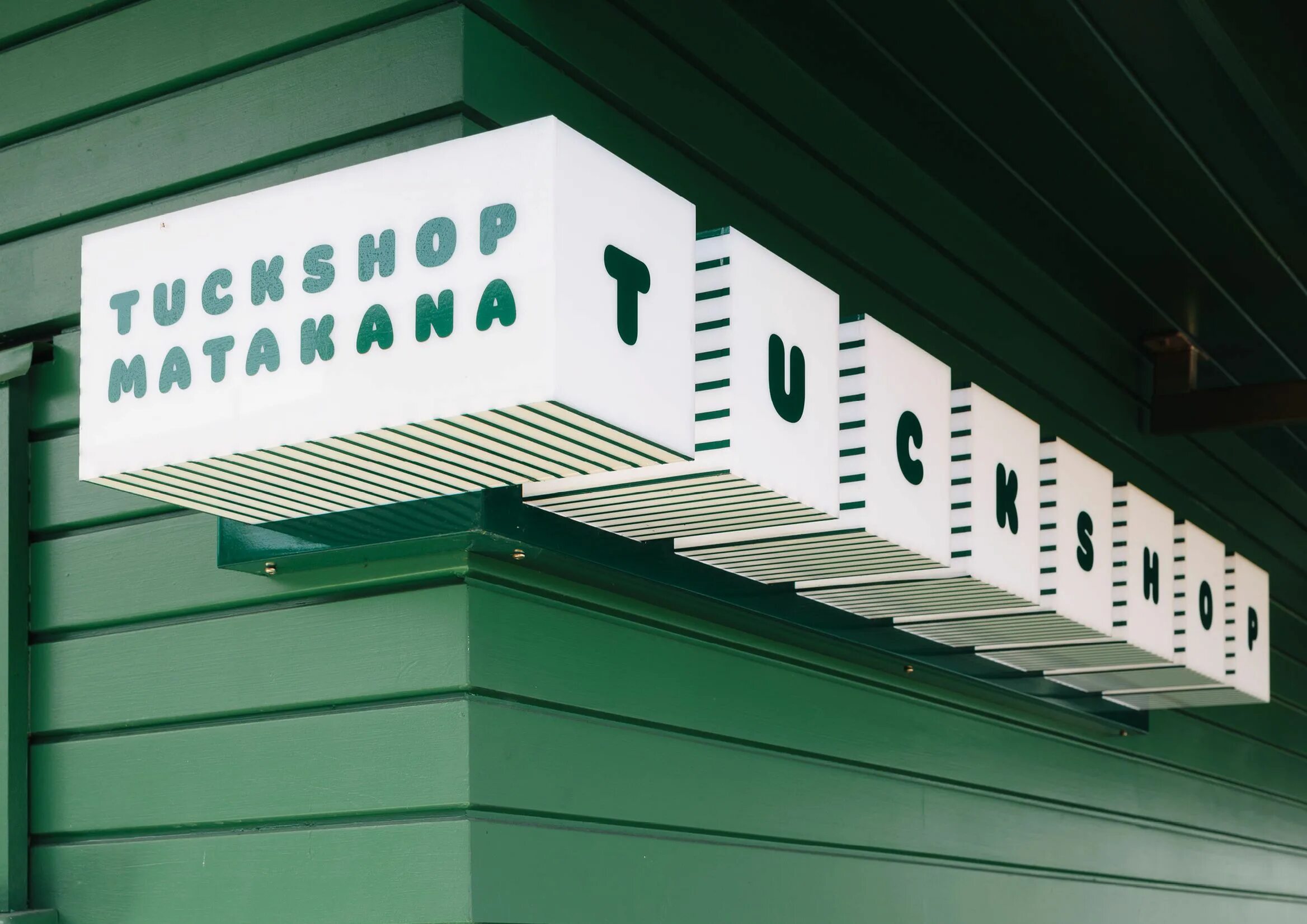 Store signs. Нестандартные вывески. Вывеска магазина. Креативные вывески. Дизайнерские вывески.