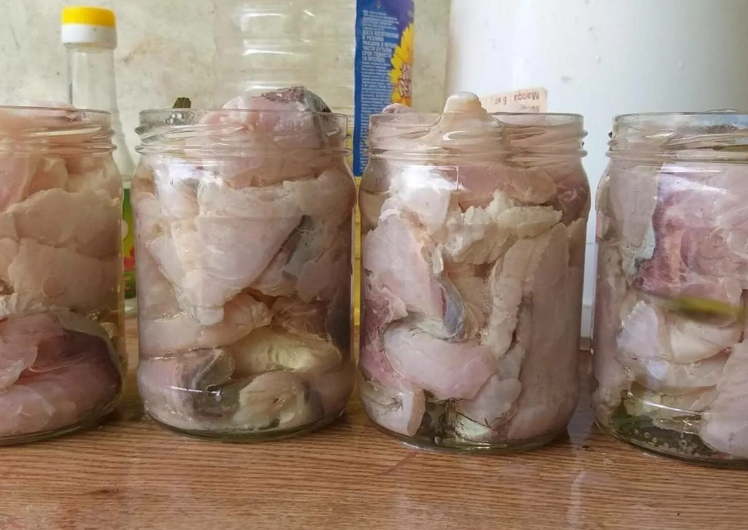 Как засолить толстолобика кусочками. Маринованный толстолобик. маринованный толстолоб. мариновка толстолобика. толстолобик маринованный в банке.