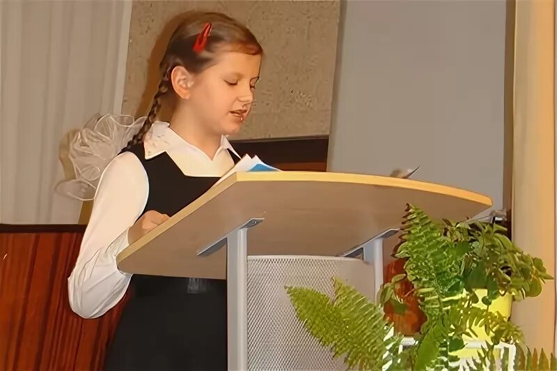 Женщины на конференциях. Студент выступает. Девушка на конференции. Выступление школьников. Лекция для молодежи.