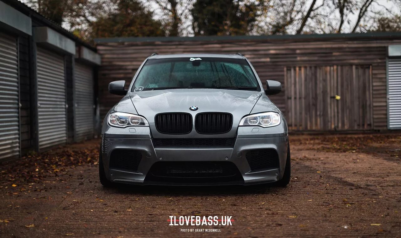 Тюнинг е70. Бмв м5 е70. бмв x5 e70 серый. bmw x5 e70 стенс. bmw x5m e70 black.