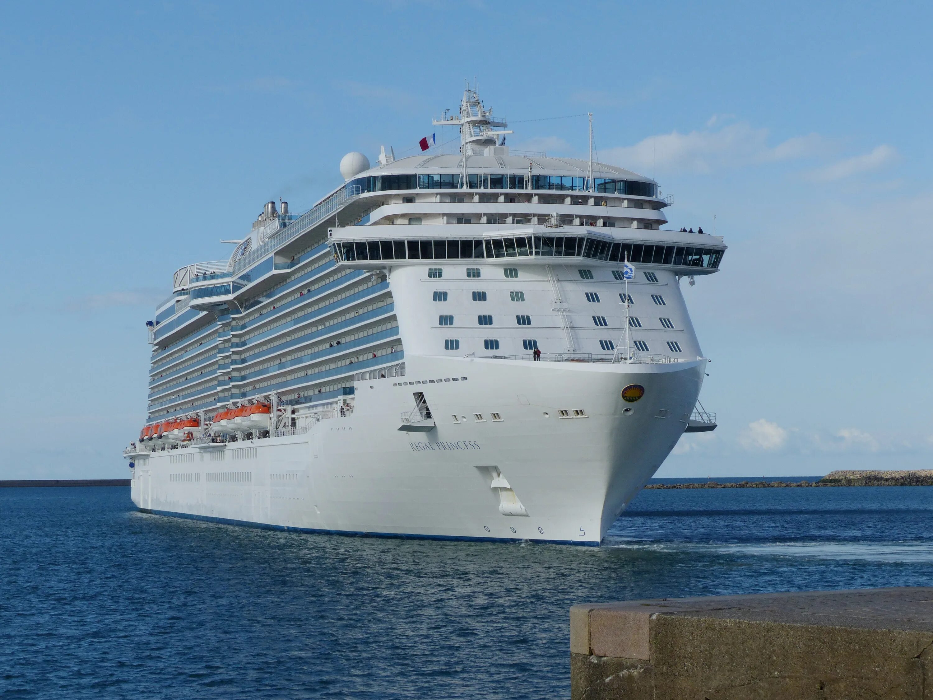 Как называется большой корабль. Круизный лайнер принцесса морей. regal princess корабль. принцесса морей круизный лайнер regal.