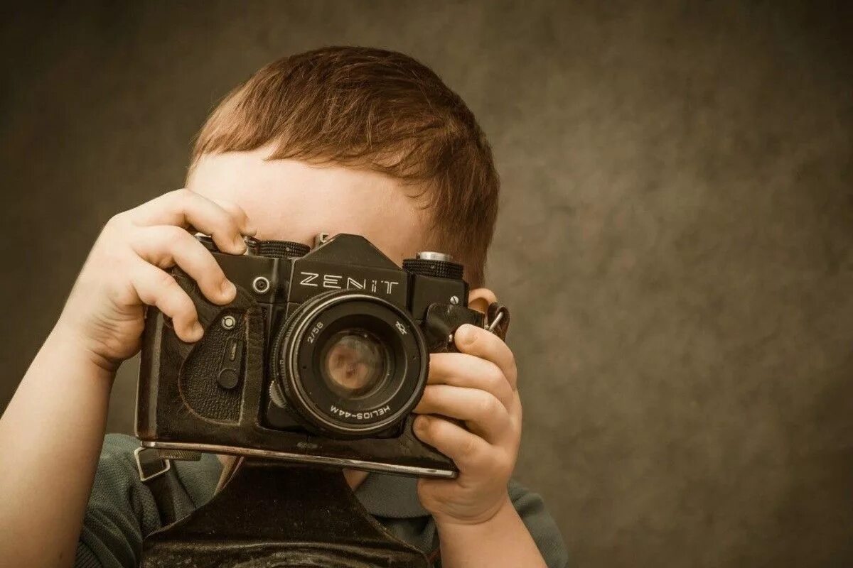 Подросток с фотоаппаратом. Фотоаппарат для детей. Ребенок с фотиком. Ребенок фотограф.