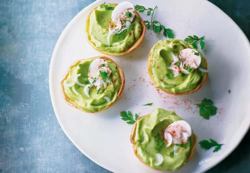 тарталетки с креветками. тарталетки с авокадо. тарталетки с авокадо и креветками. тарталетки с авокадо и креветками. тарталетки с лососем и авокадо.