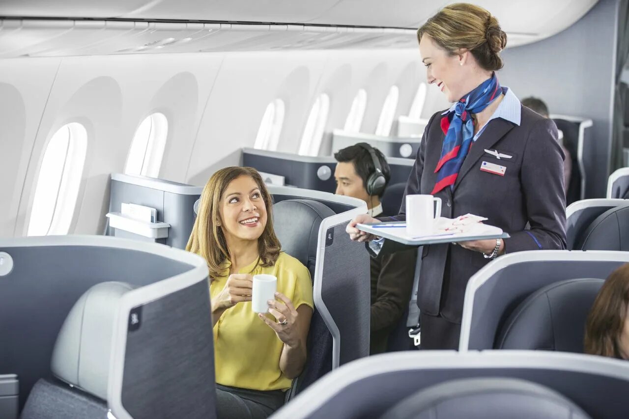 American Airlines Flight attendant. Фотосалон авиакомпании американские авиалинии. Американ пипл экспресс Эйрлайнс. Сервис в авиакомпании.