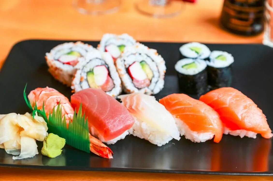 Где живут суши. Суши необычные. Отравление суши. Суши Геншин. Суси блюдо.