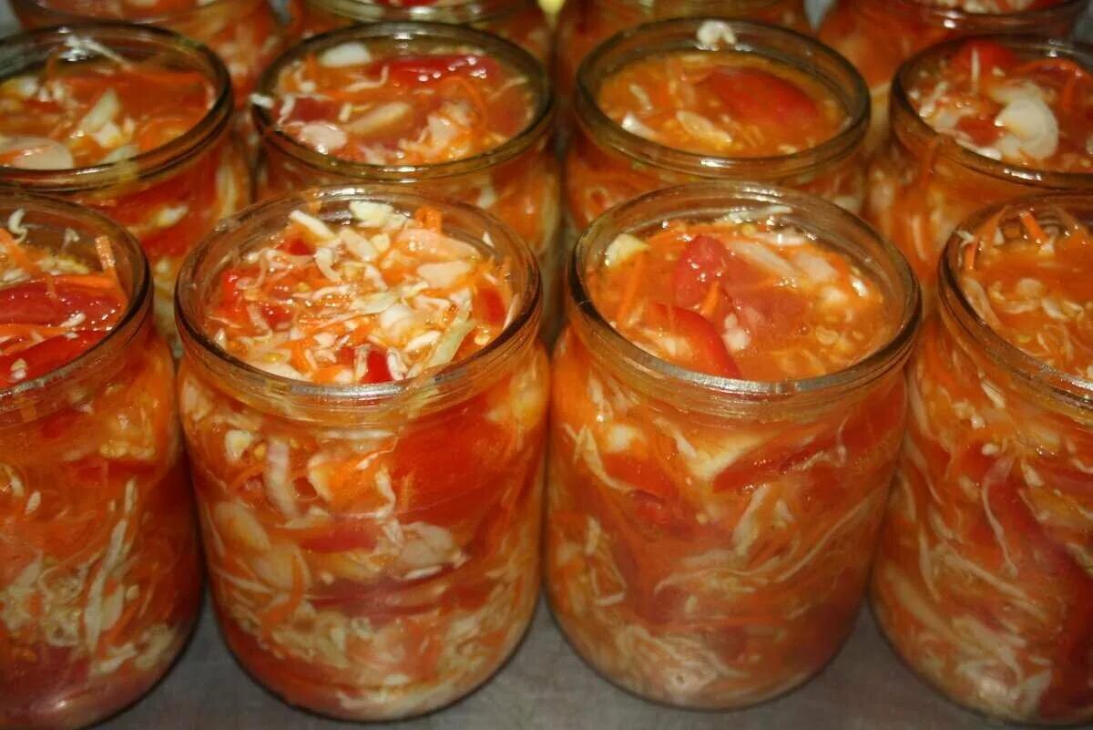 Салат из капусты заготовка на зиму. Салат из капусты на зиму. салат на зиму из помидор и капусты. капустный салат на зиму. салат с капустой и помидорами на зиму.