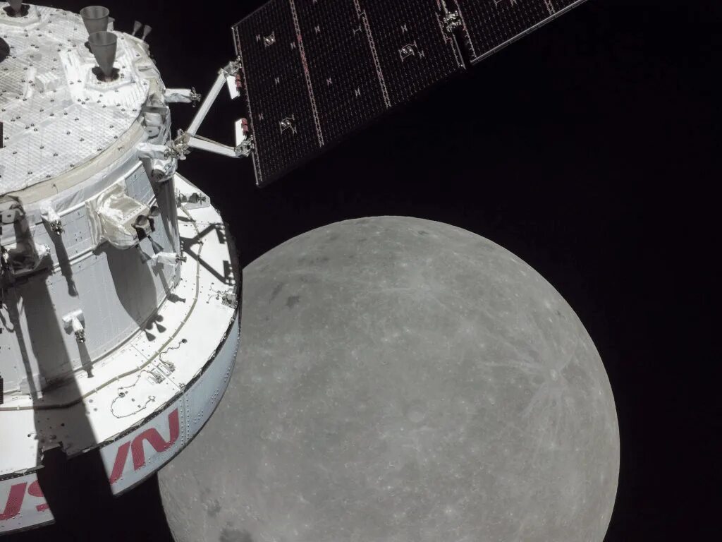 Луна 2022. Эффект гало луна. Облетел вокруг луны. Явление гало вокруг луны. Гало вокруг луны.