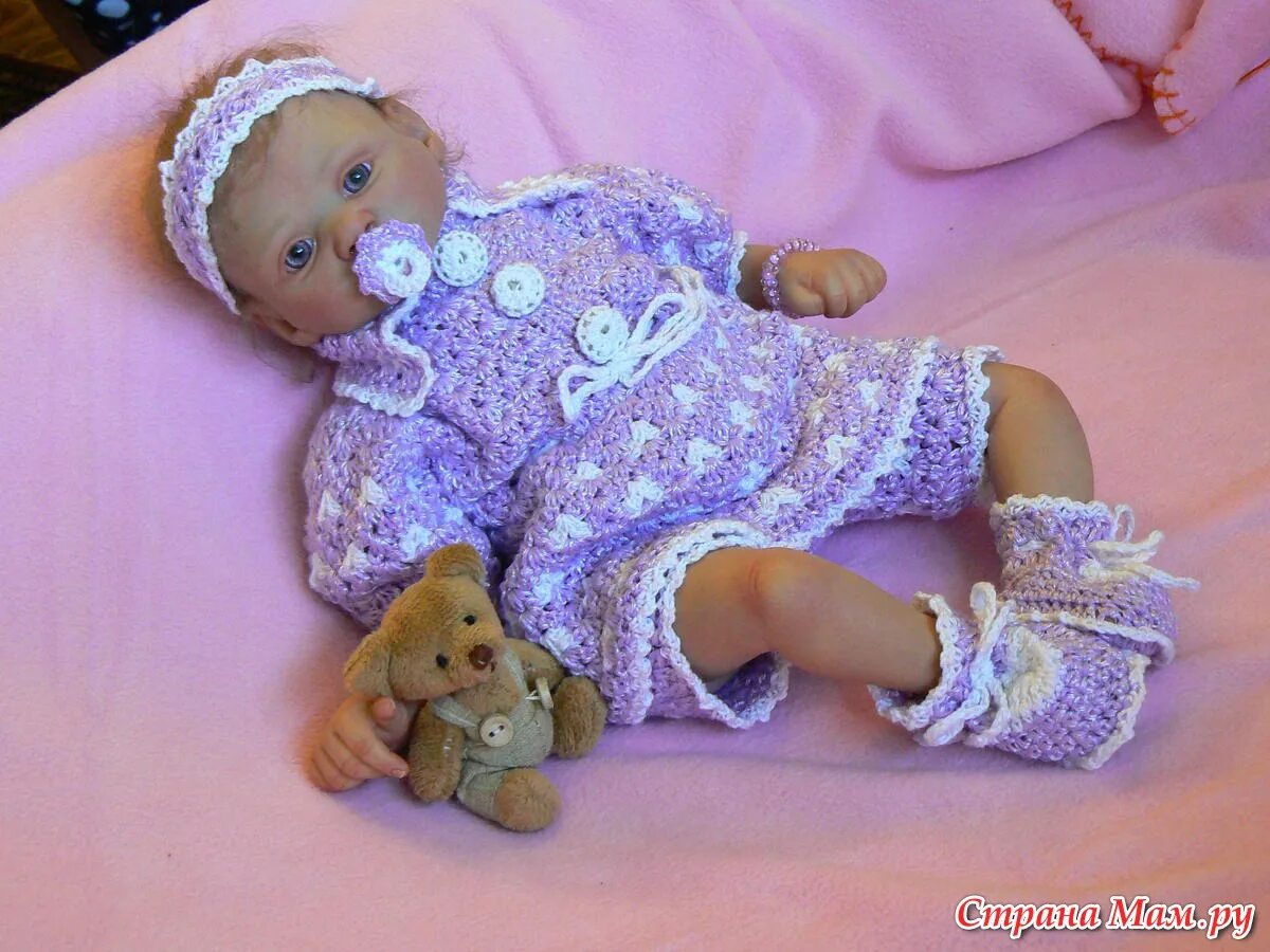 Кукла младенец реборн лоретта. Вязаная одежда для кукол пупсов. Вязаный костюм для куклы. Вязаная одежда для куклы реборн. Детские вязаные костюмы для новорожденных.