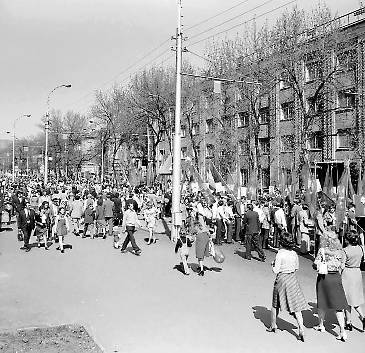 1 мая старые фото. Первомайская демонстрация Саратов 1977. Первомайская демонстрация Саратов 1977 СГУ. Симферополь демонстрации 1970 -1977г. Старый Саратов Ленина/Рахова.