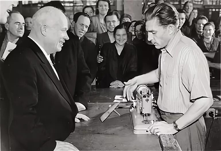 Хрущев на выставке. Выставка авангардистов 1962 хрущев. 1962 г хрущев манеж.
