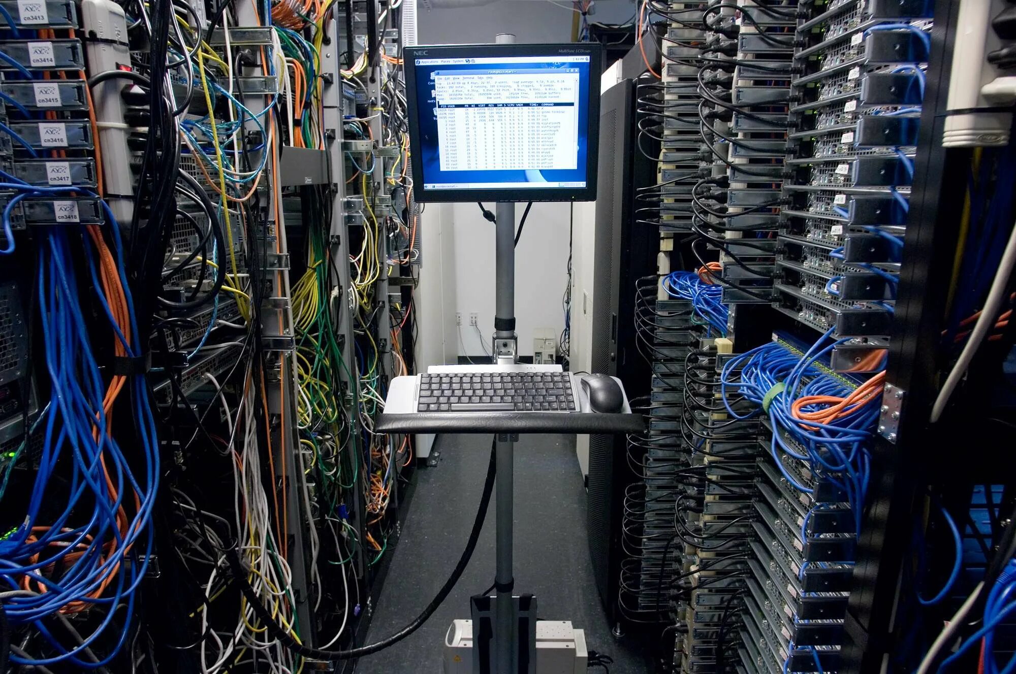 Сетевой готов. Топология локальной вычислительной сети звезда. Сервер в дата центре. Сервер. Компьютерные сети.