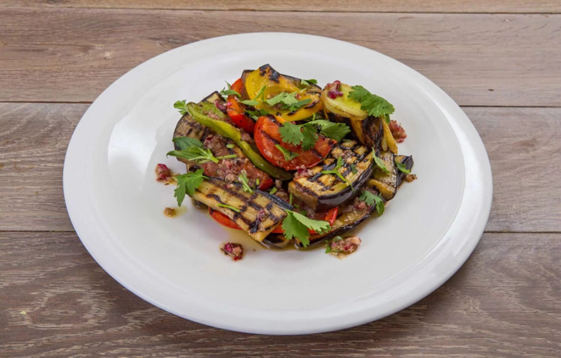 Салат мясной. Салаты с мясом ресторанные. Салат с мясом и овощами. Салат с бифштексом. Мясной гриль салат.