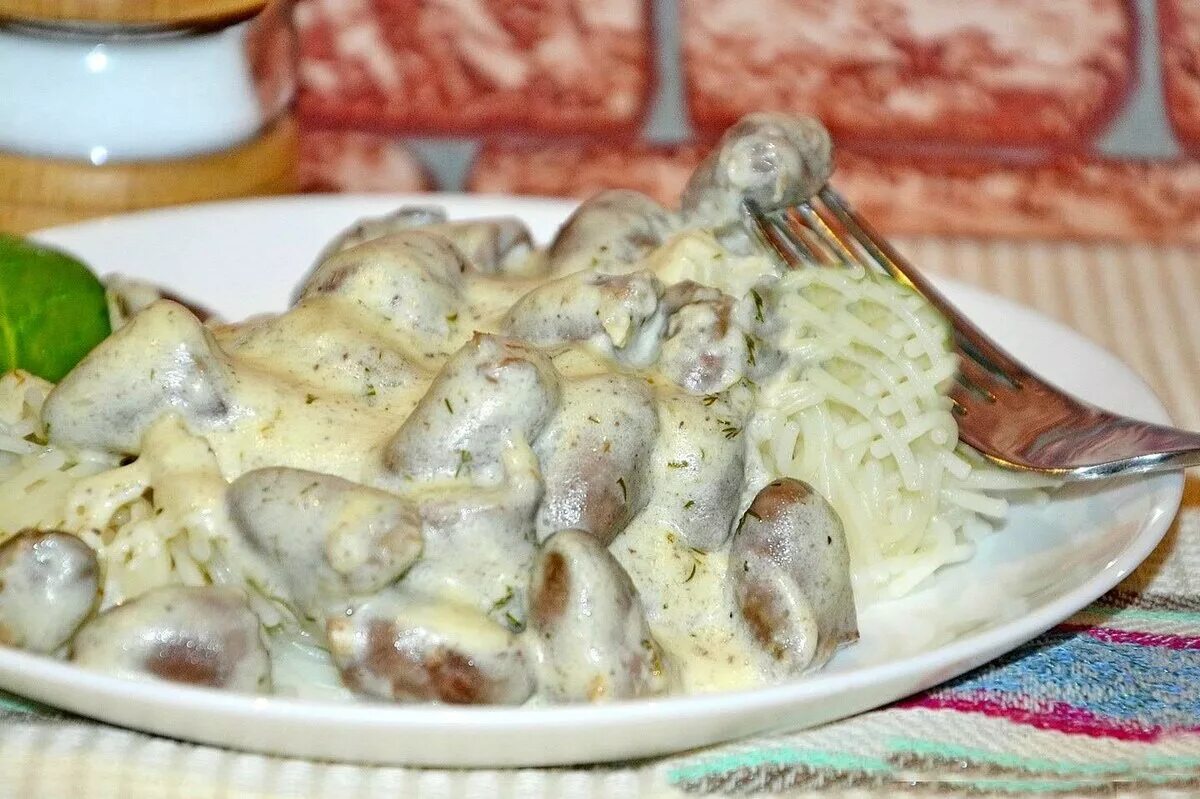Сердечки куриные тушеные с луком на сковороде. Подливка из куриных сердечек. куриные сердечки в сметане. куриные сердечки тушеные в сметане. приготовление куриных сердечек.