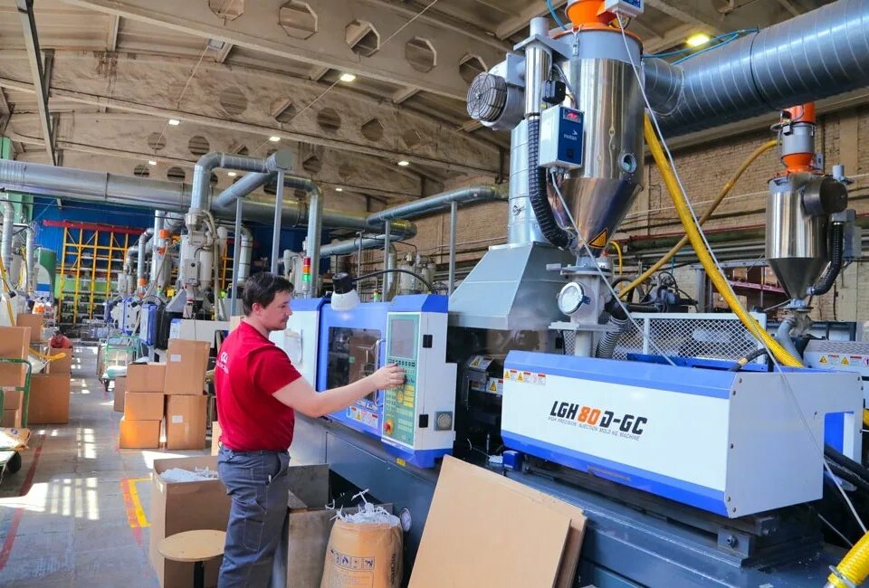 Литейщик пластмасс москва. Литейщик тпа. Литейщик тпа. Обработчик изделий из пластмасс. Оператор литейщик.