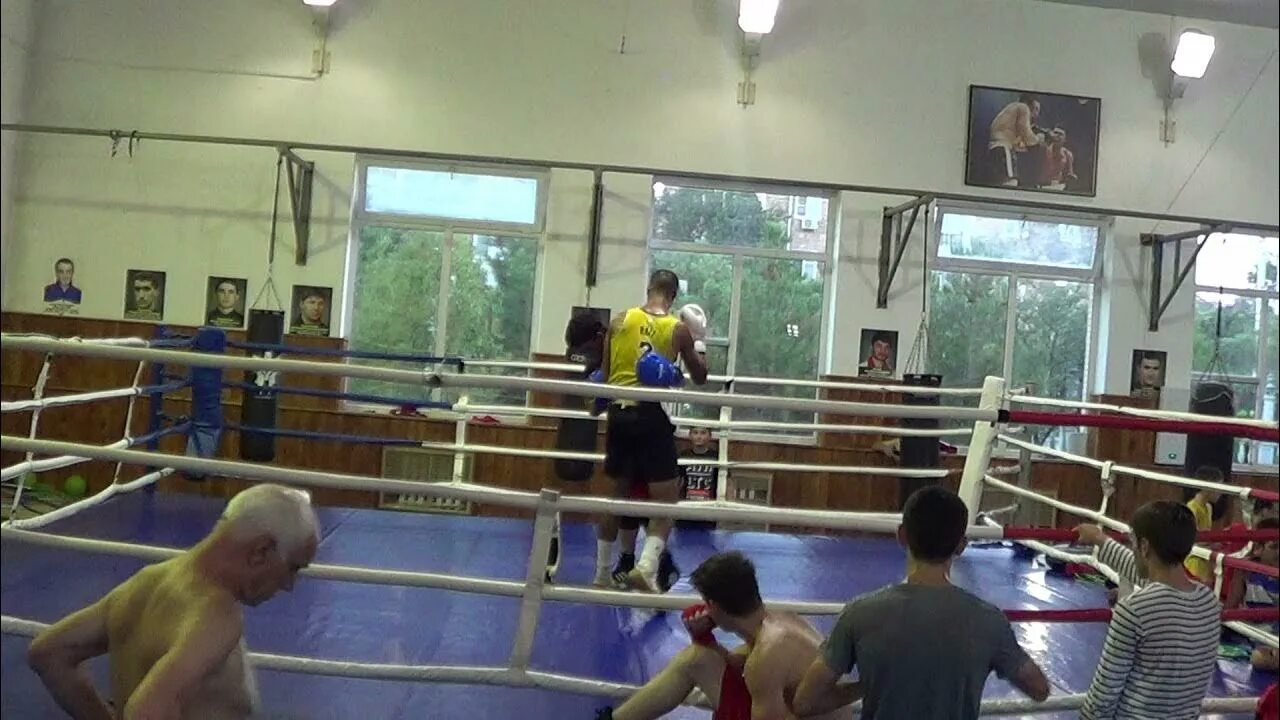 Школа бокса в каспийске. Бокс. Тайский бокс варяг новокосино. Боксерский клуб в каспийске. Стекляшка каспийск бокс.