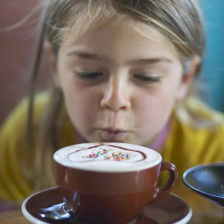Ребенок пьет кофе. Чашка чая для детей. Детский кофе. Ребенок с чашкой кофе. Подросткам можно кофе
