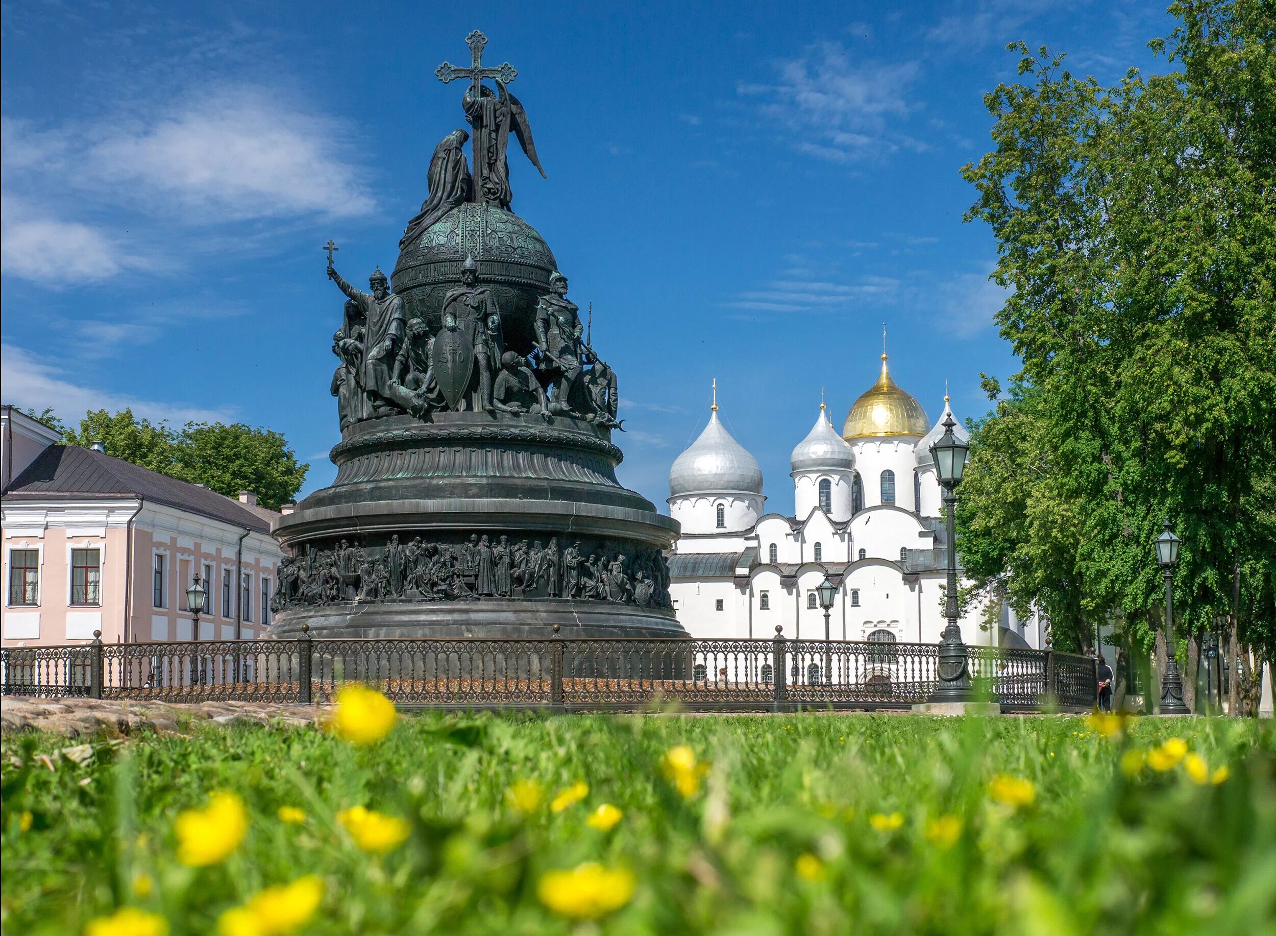 Примеры достопримечательностей россии. Памятник тысячелетие России Великий Новгород. Амятник «тысячелетие России» — Великий Новгород. Новгородский Кремль памятник тысячелетие России. Великий Новгород тысячелетие России Софийского собора.