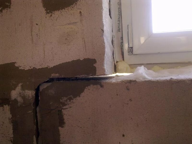 трещины в газобетоне. газобетонная стена. трещины в пеноблочном доме. трещины в газобетоне. трещины в углах дома из газобетона.