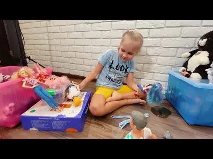 Алиса играет в куклы