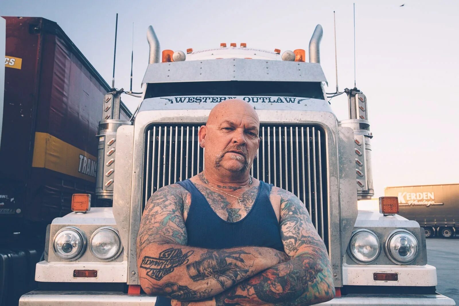 бородатый водитель грузовика. красивый тягач. крутой дальнобойщик. водитель грузовой машины. крутой дальнобойщик.