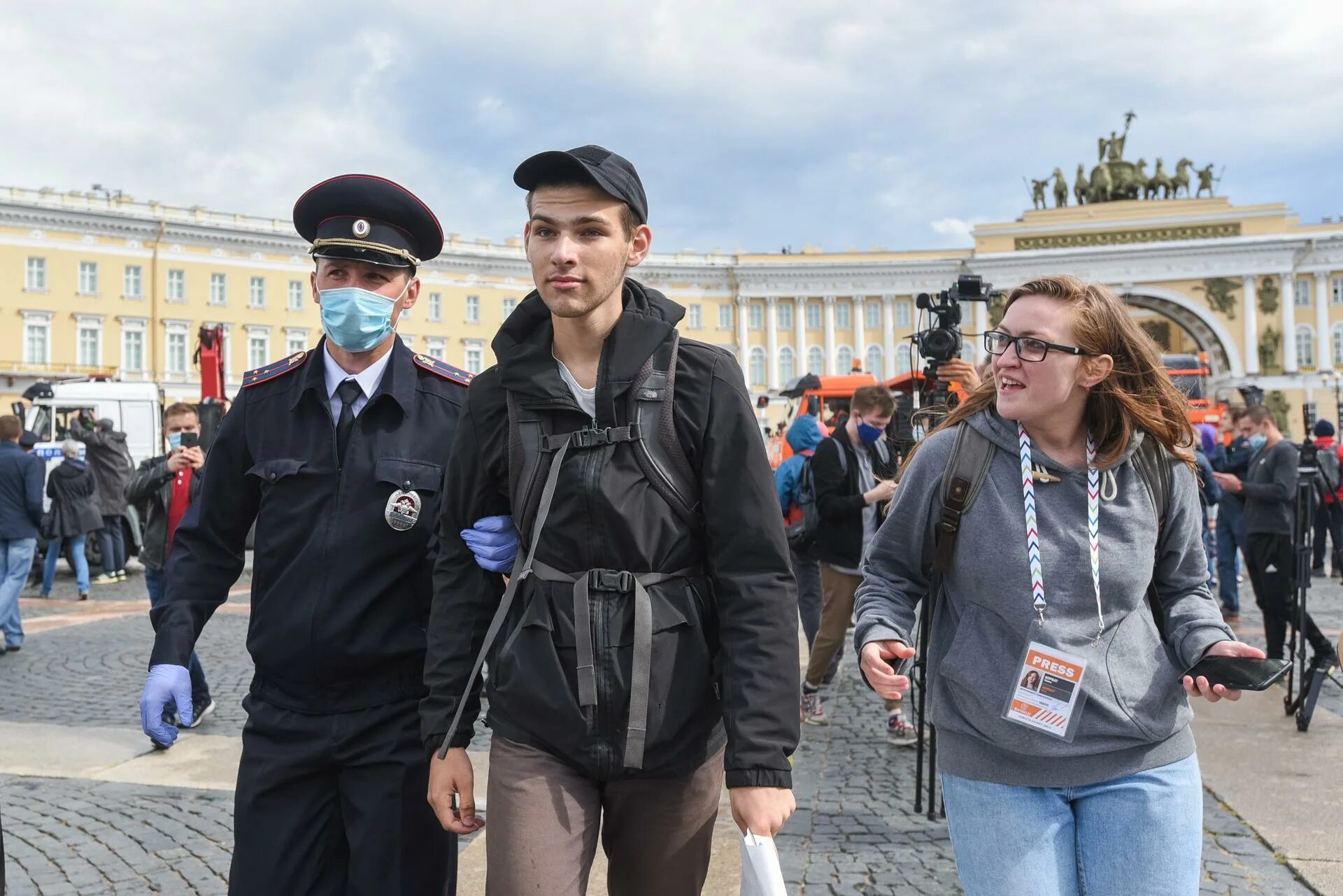 Зарплаты полицейских в Петербурге. ЗП полицейского в Ленобласти. Заработная плата полицейского в Ленобласти.