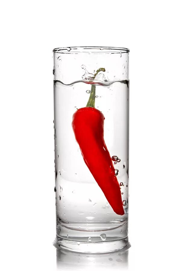 Water pepper. Перец в стакане. Перец Чили в стакане. Красный перец в бокале. Красный перец в стакане.