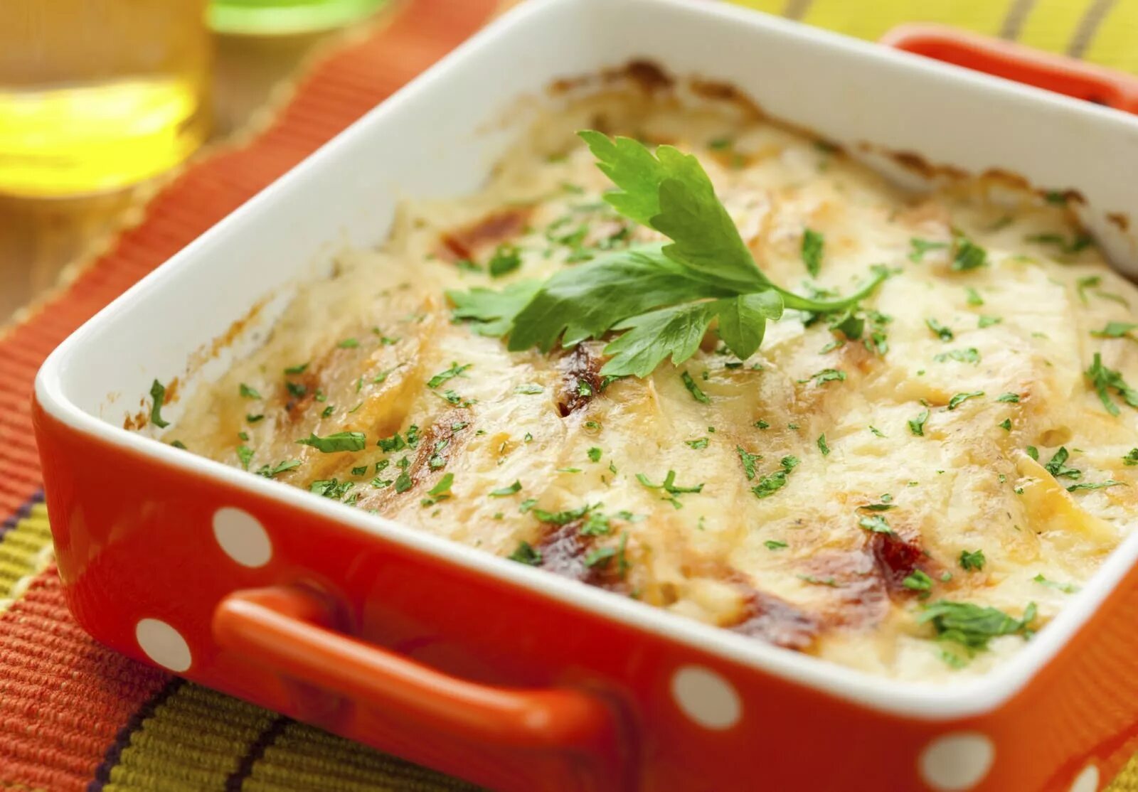 Запеканка из филе курицы и картошки. Овощной гратен. картофельный гратен с курицей и грибами. гратен из индейки. куриная запеканка.