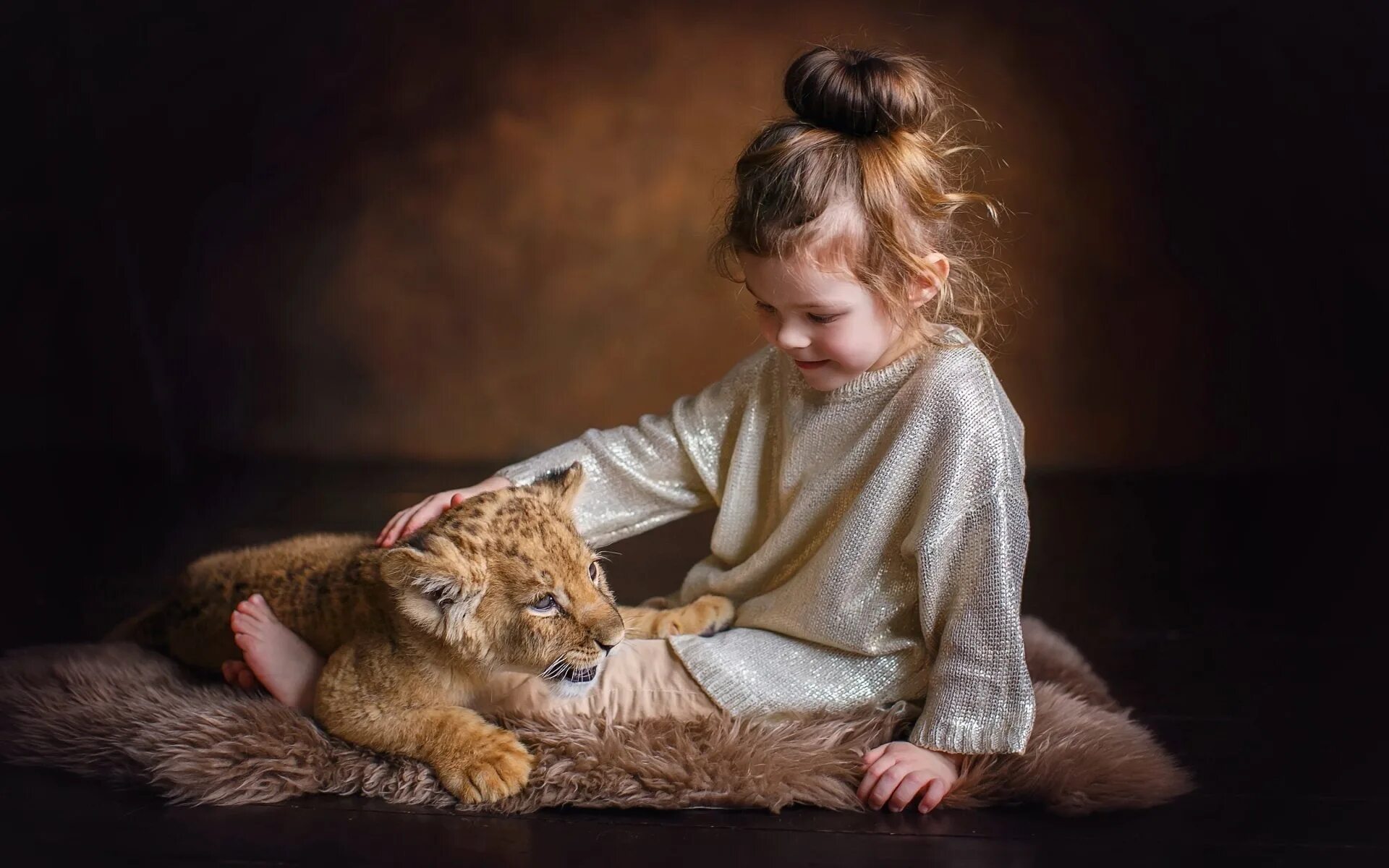 девушка львенок. девушка львенок. миа и белый лев 2018. девушка львенок. девушка с львенком.