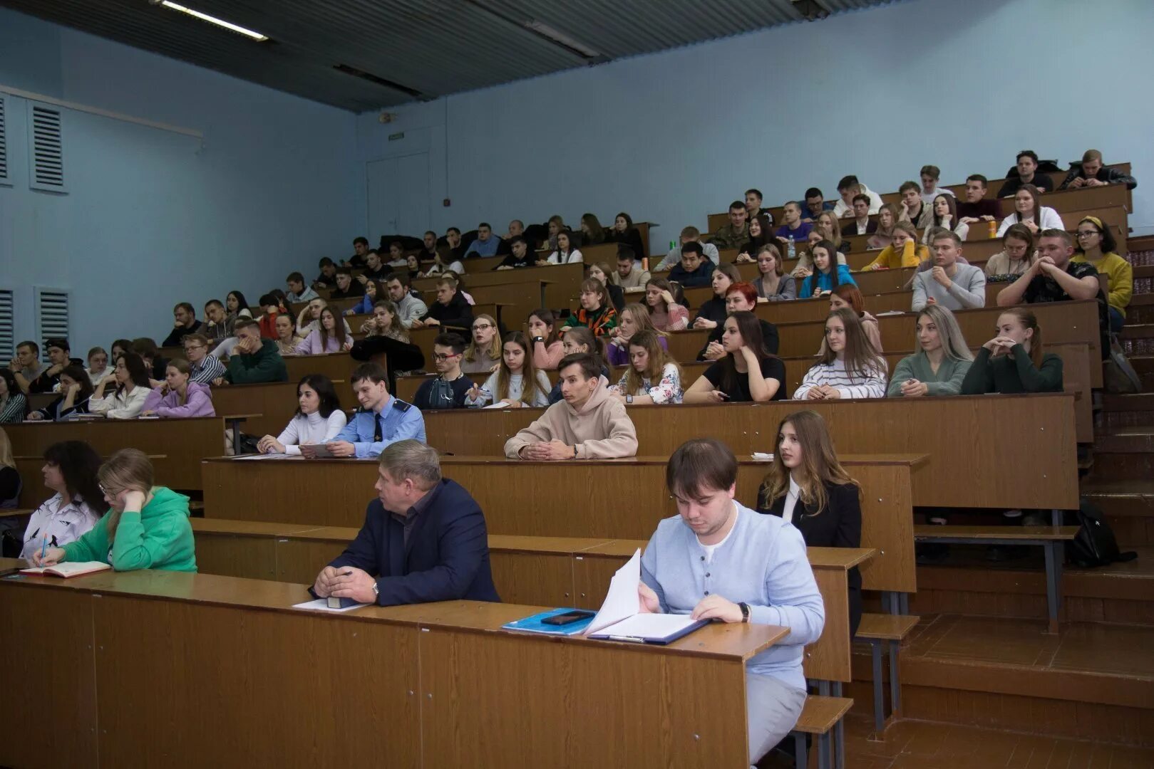 Гениальные студенты юрфака поборются. Люди в университете. ЮЗГУ практики. Студенты юрфака.